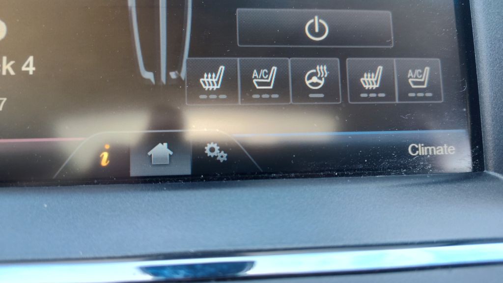 2015 Lincoln MKS Image 16