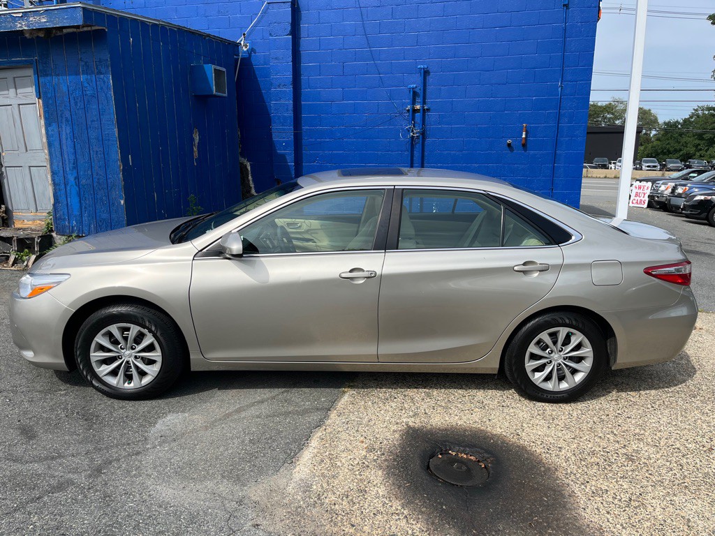 2017 Toyota Camry Image 2