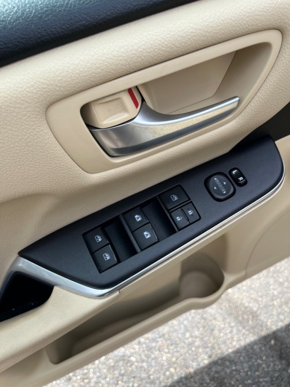 2017 Toyota Camry Image 13