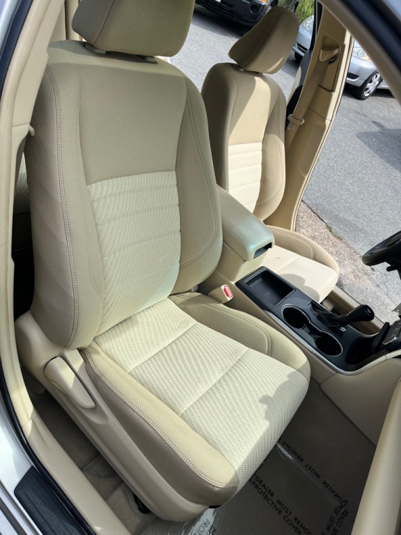 2017 Toyota Camry Image 16