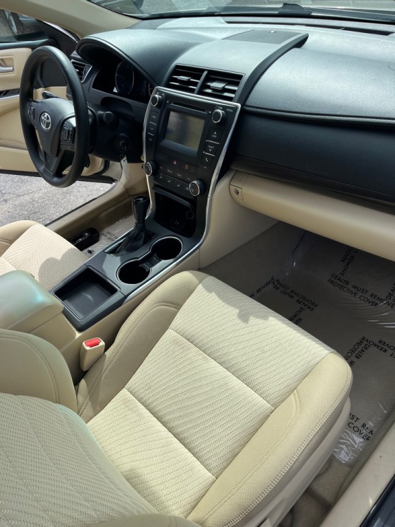 2017 Toyota Camry Image 17