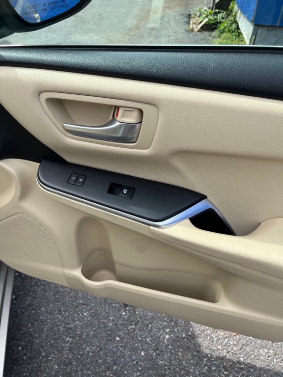 2017 Toyota Camry Image 18
