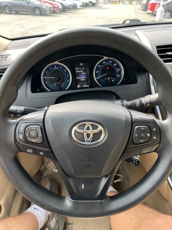 2017 Toyota Camry Image 19