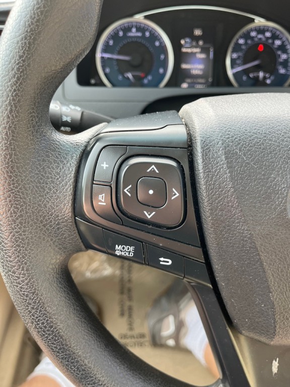 2017 Toyota Camry Image 20