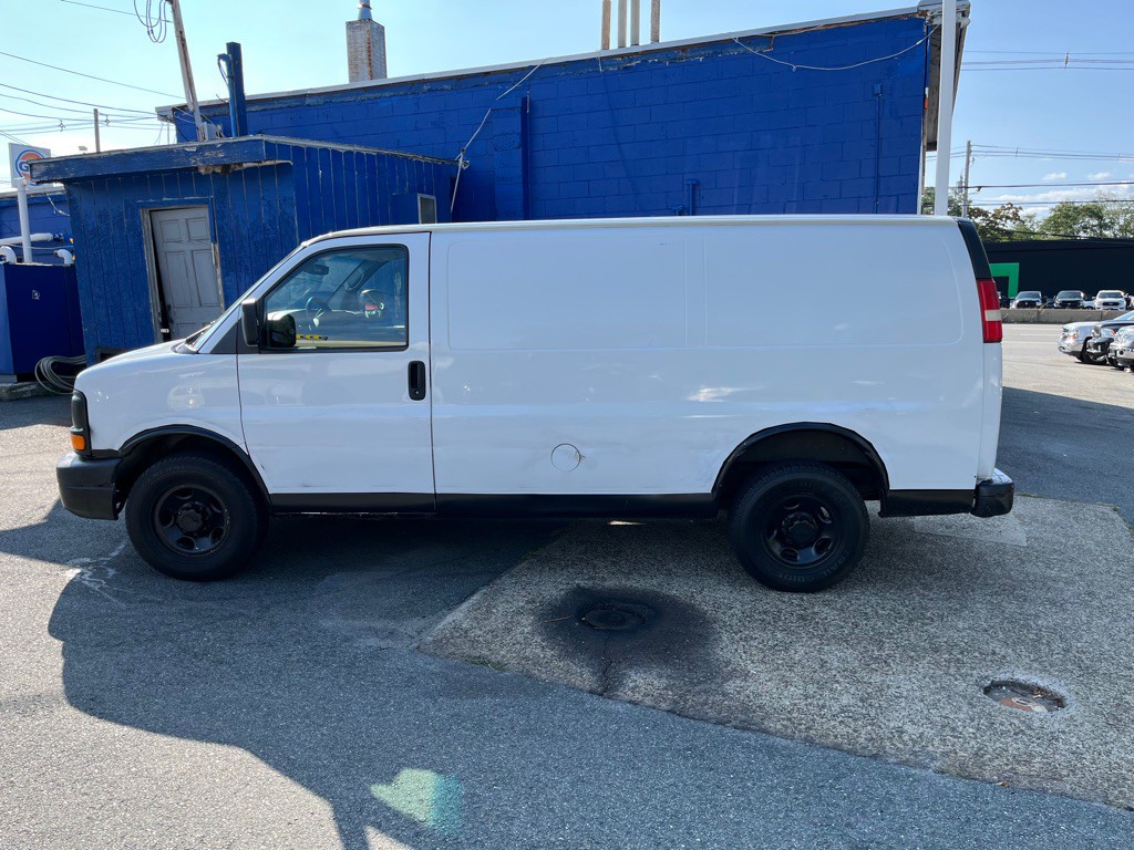 2013 GMC Savana Image 2