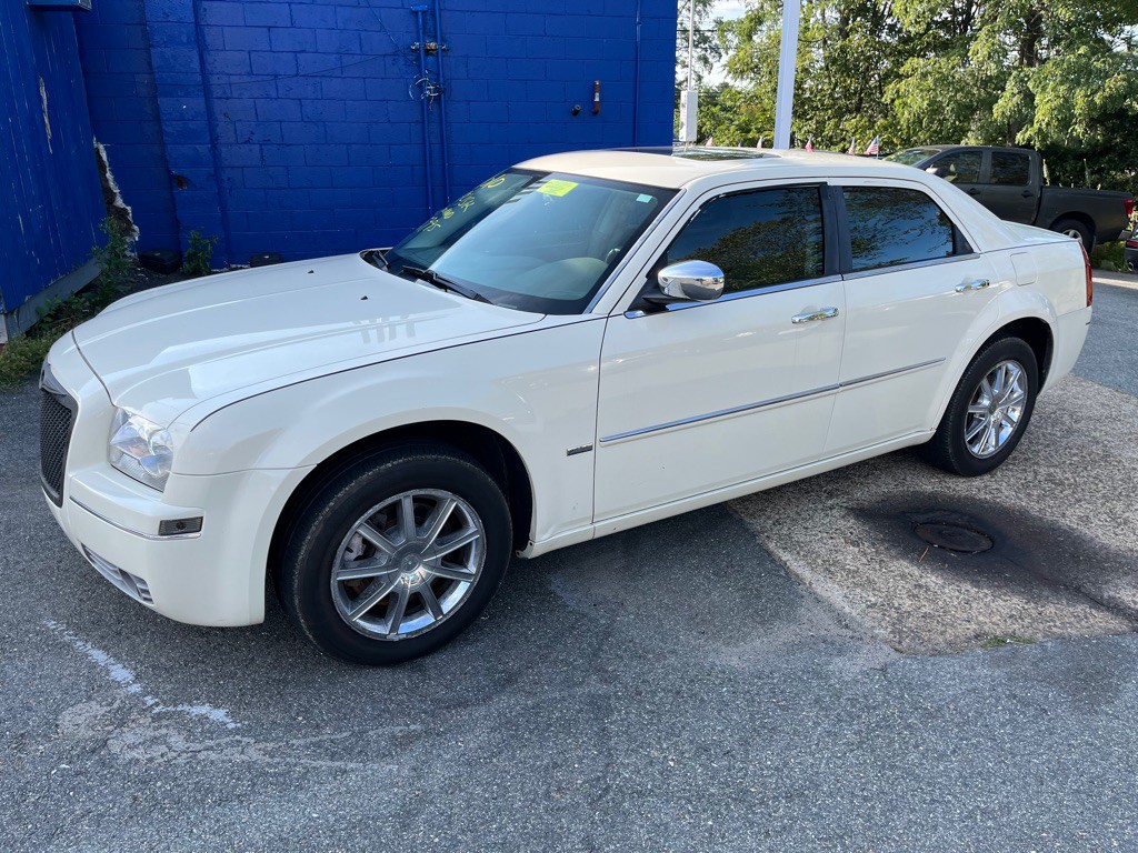 2010 Chrysler 300 Image 1