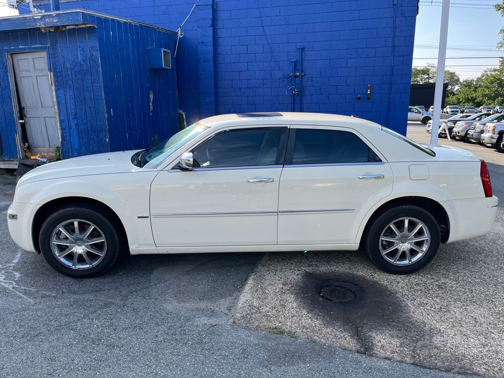 2010 Chrysler 300 Image 2