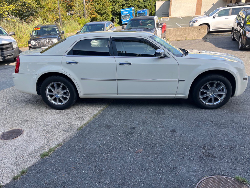 2010 Chrysler 300 Image 7