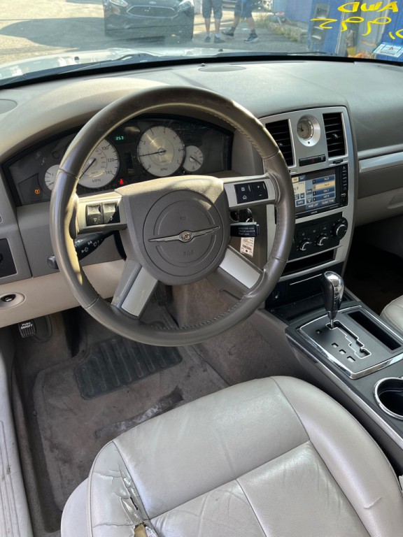 2010 Chrysler 300 Image 12