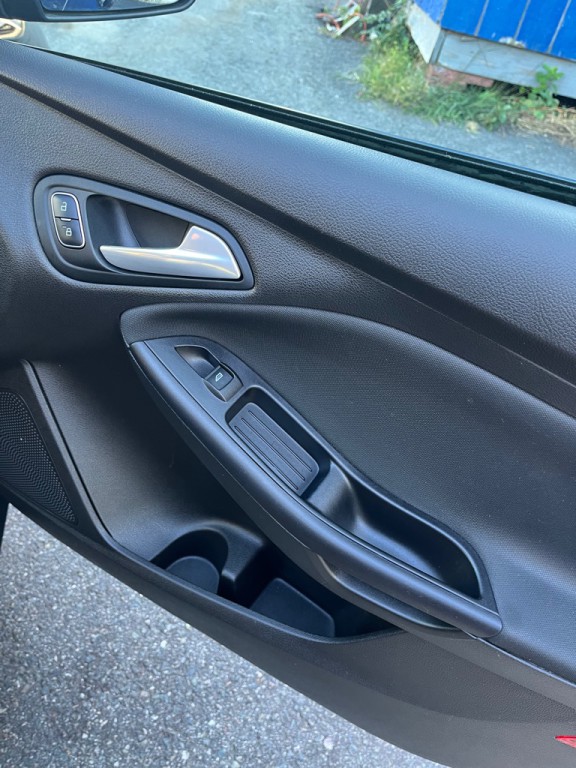 2016 Ford Focus Image 17