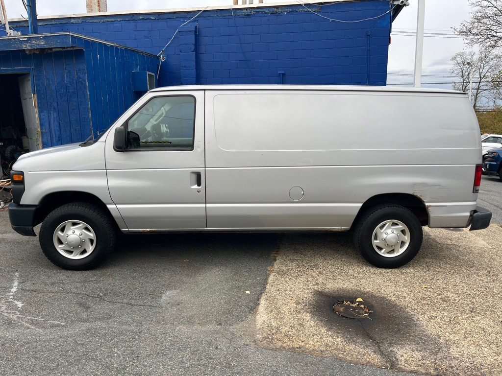2011 Ford Econoline Image 2