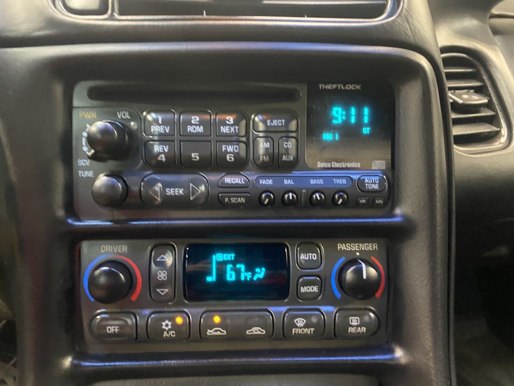 2004 Chevrolet Corvette Image 22