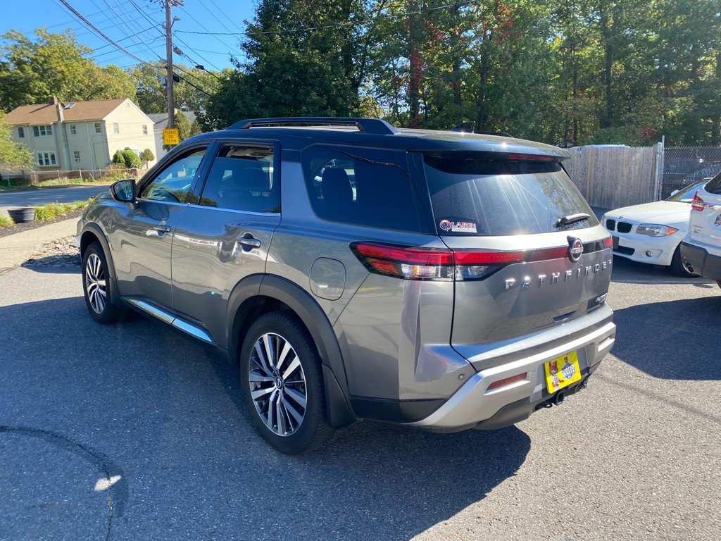 2022 Nissan Pathfinder Image 2