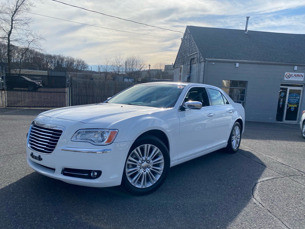 2014 Chrysler 300 Image 2