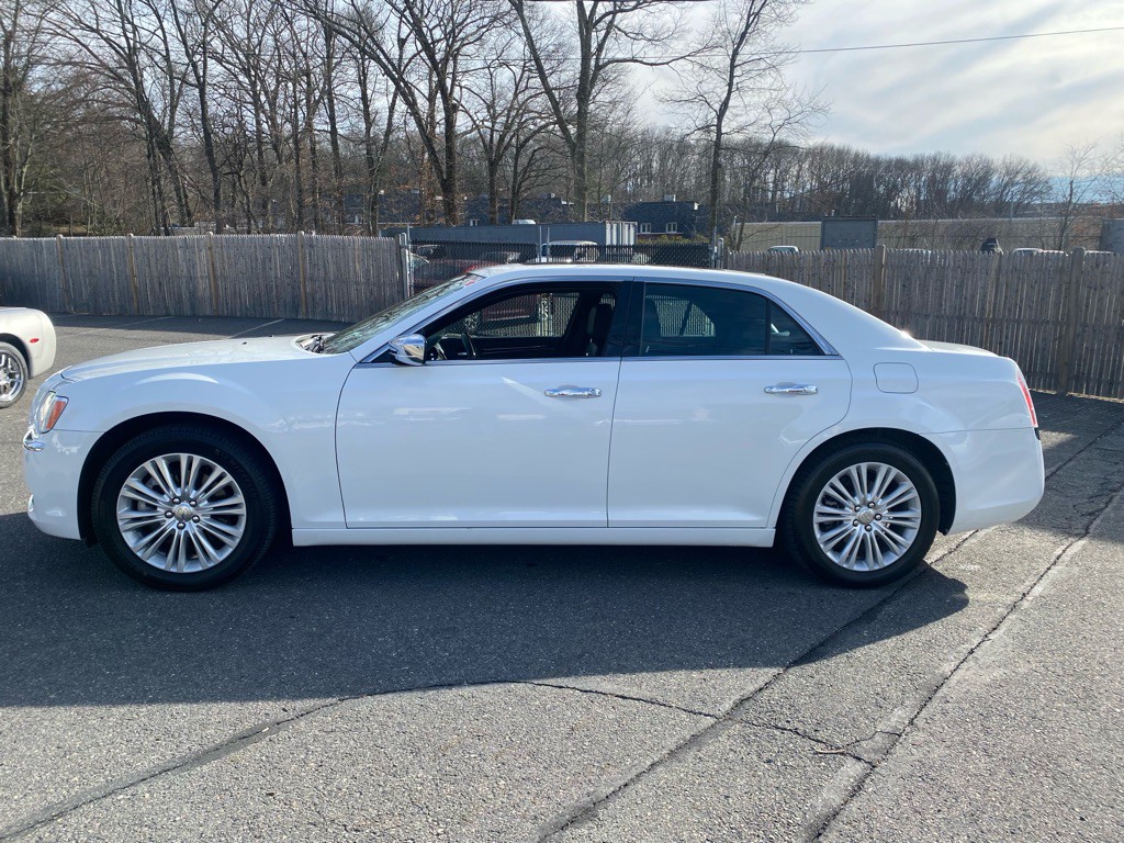 2014 Chrysler 300 Image 4