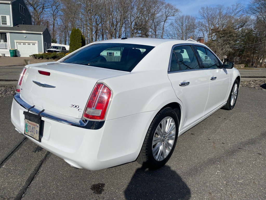 2014 Chrysler 300 Image 8