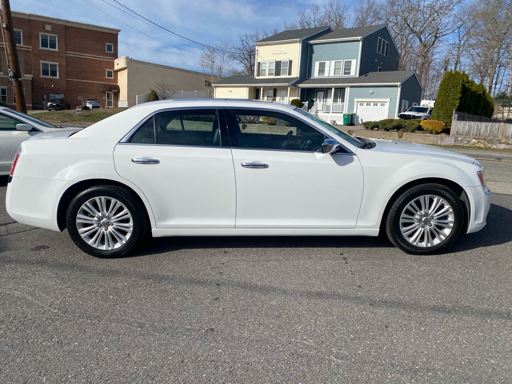 2014 Chrysler 300 Image 9