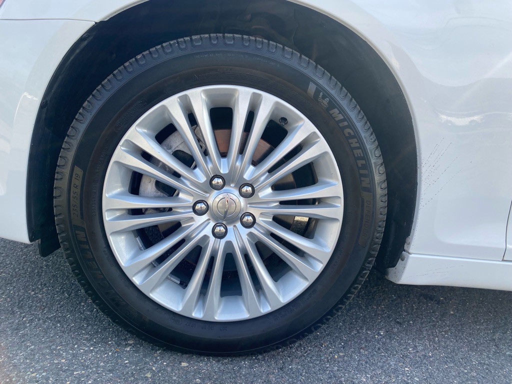 2014 Chrysler 300 Image 12