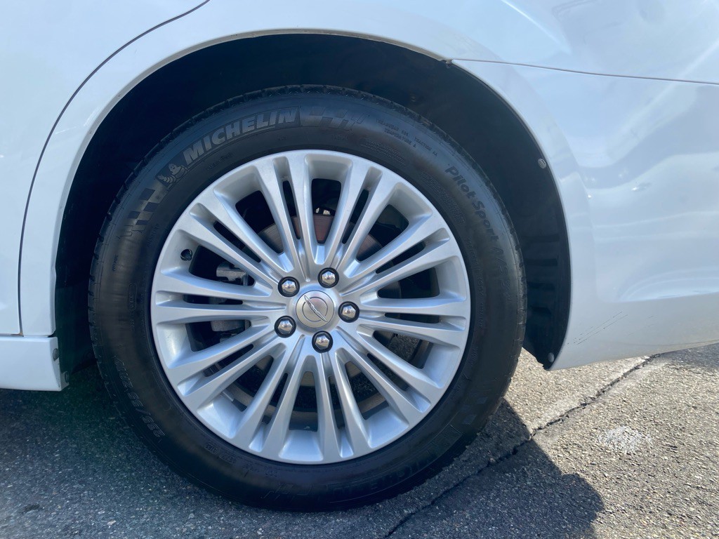 2014 Chrysler 300 Image 13