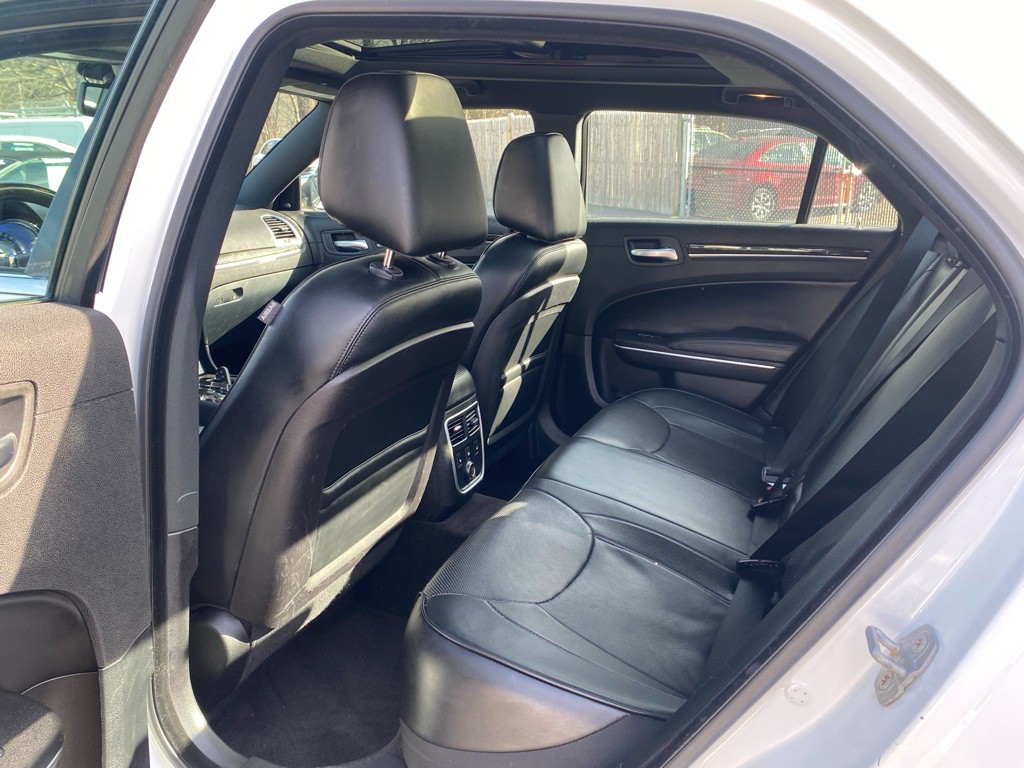 2014 Chrysler 300 Image 23
