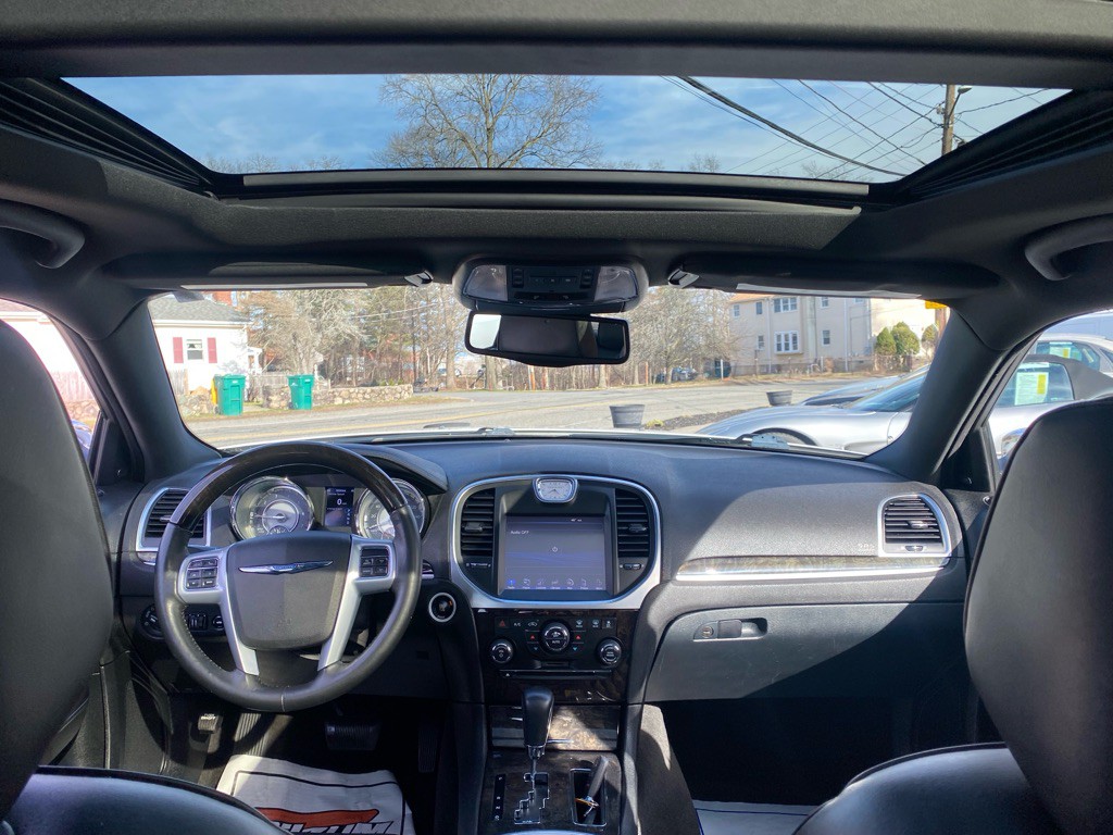 2014 Chrysler 300 Image 24