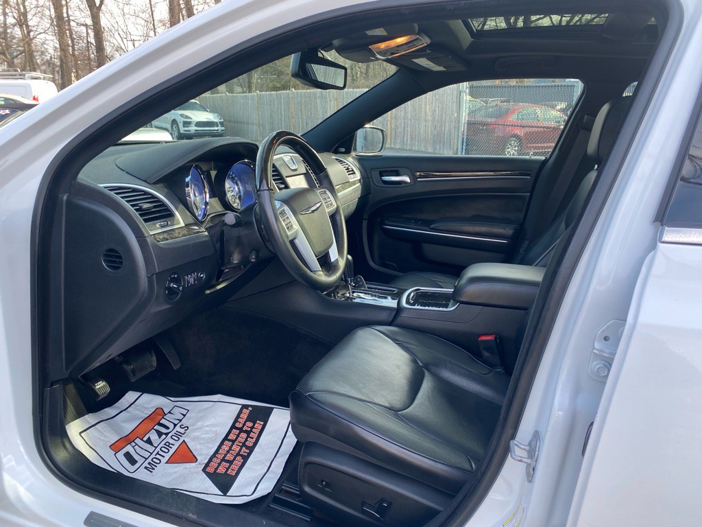 2014 Chrysler 300 Image 26