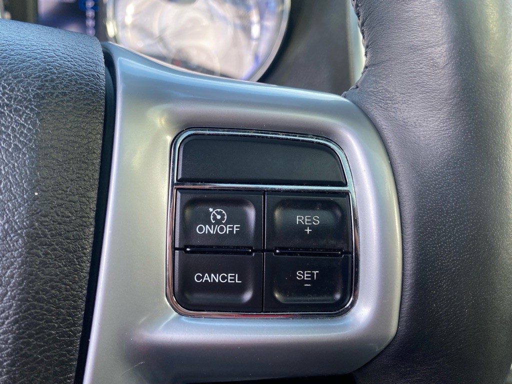 2014 Chrysler 300 Image 32