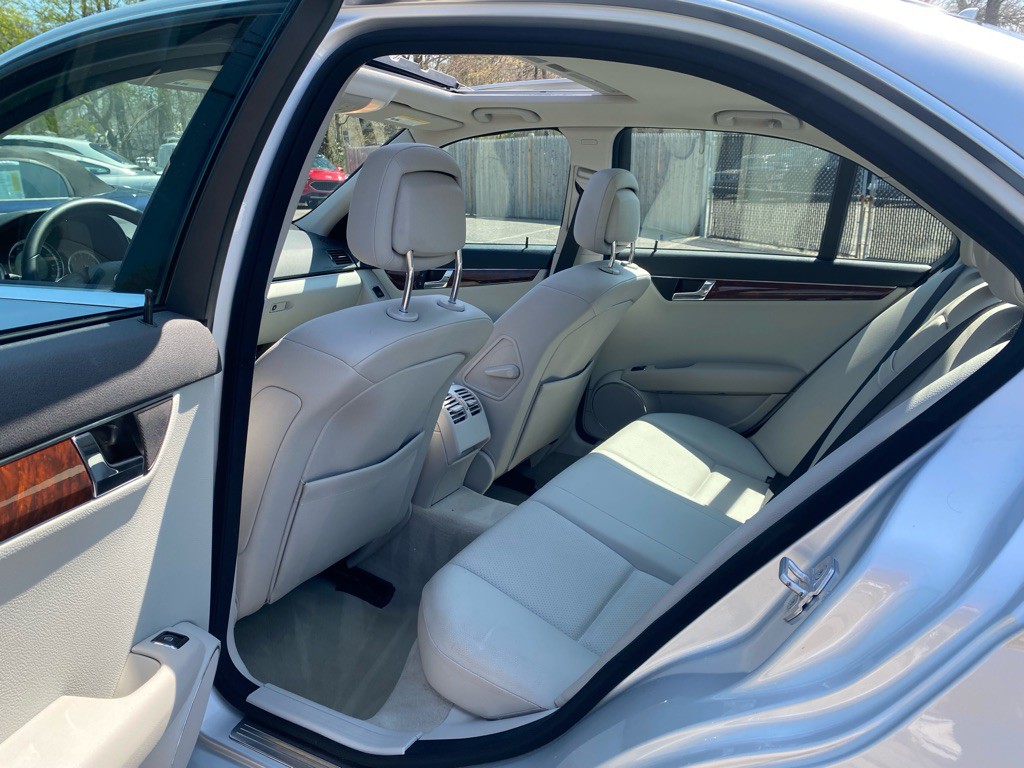 2009 Mercedes-Benz C-Class Image 19