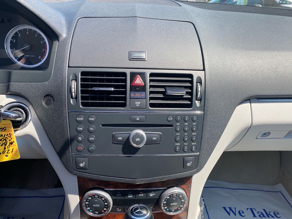 2009 Mercedes-Benz C-Class Image 24