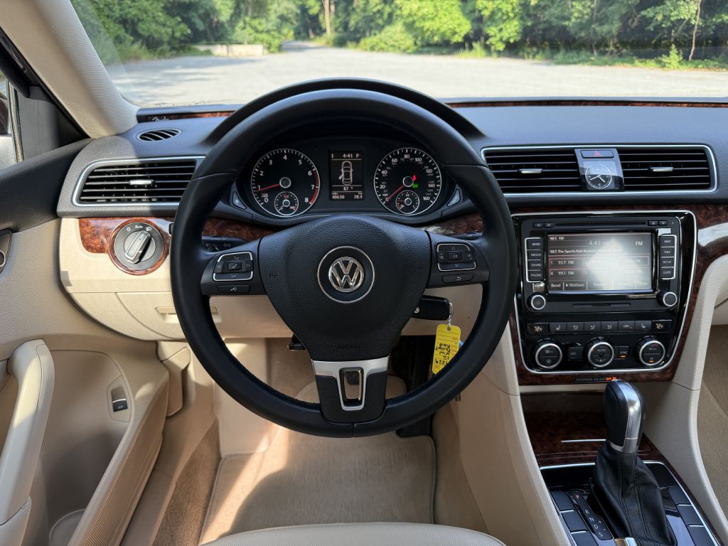 2012 Volkswagen Passat Image 10