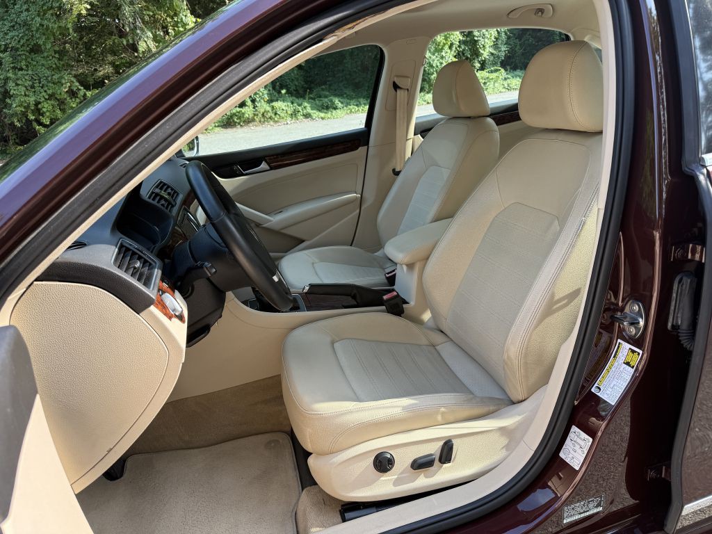 2012 Volkswagen Passat Image 11