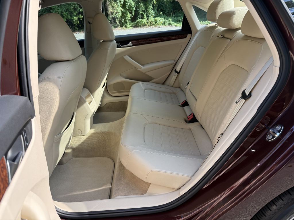2012 Volkswagen Passat Image 12