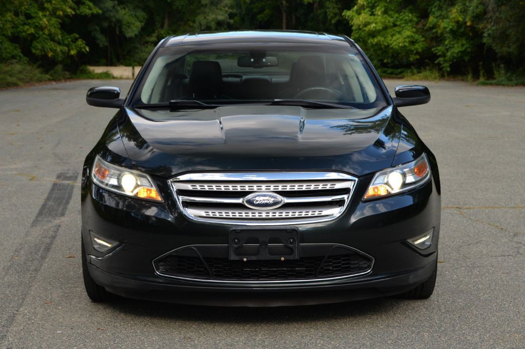 2010 Ford Taurus Image 2