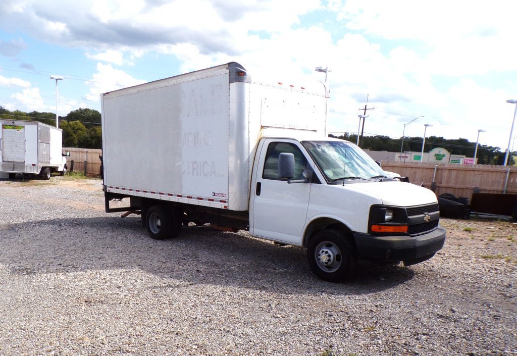 2016 Chevrolet Express Image 3
