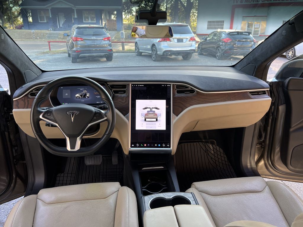 2016 Tesla Model X Image 8
