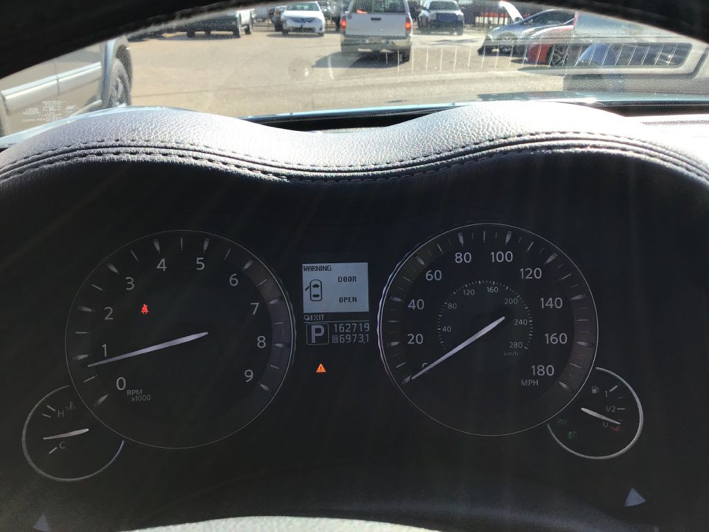 2011 INFINITI M37 Image 9