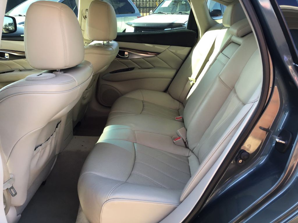 2011 INFINITI M37 Image 11
