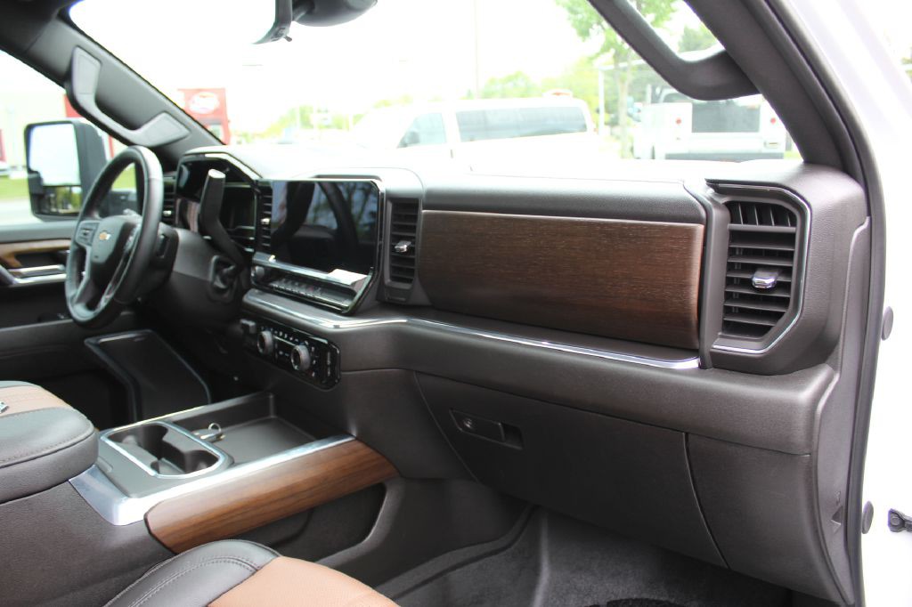 2024 Chevrolet 3500 High Ctry Image 26
