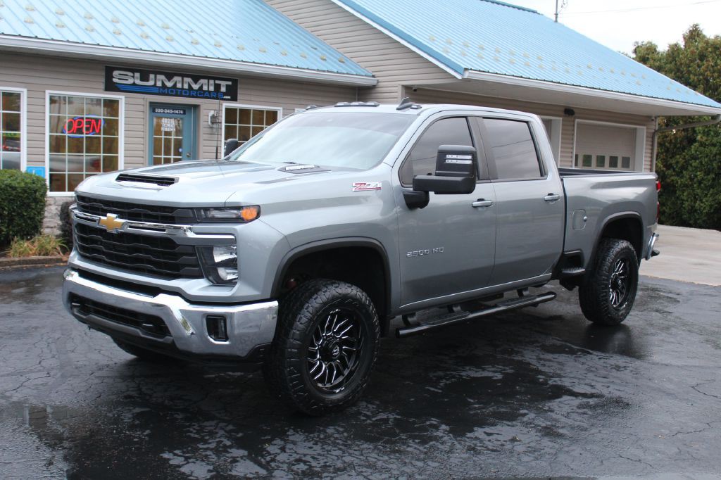 2024 Chevrolet Silverado 2500 Image 1