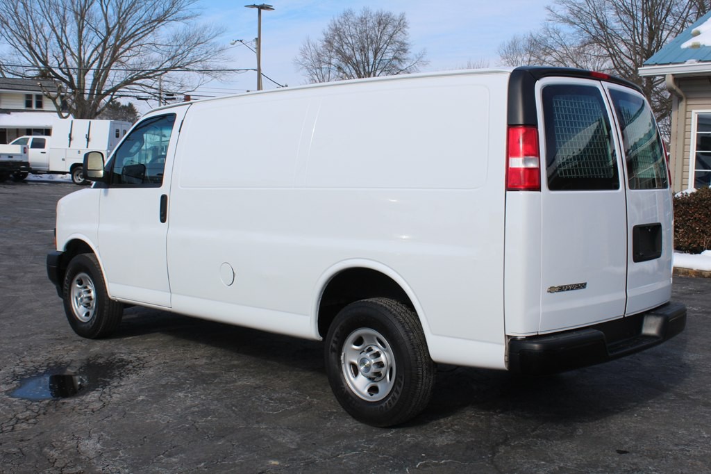 2022 Chevrolet Express Image 3