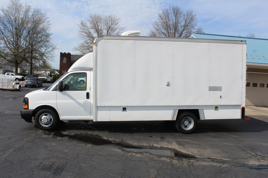 2016 Chevrolet Express Image 2