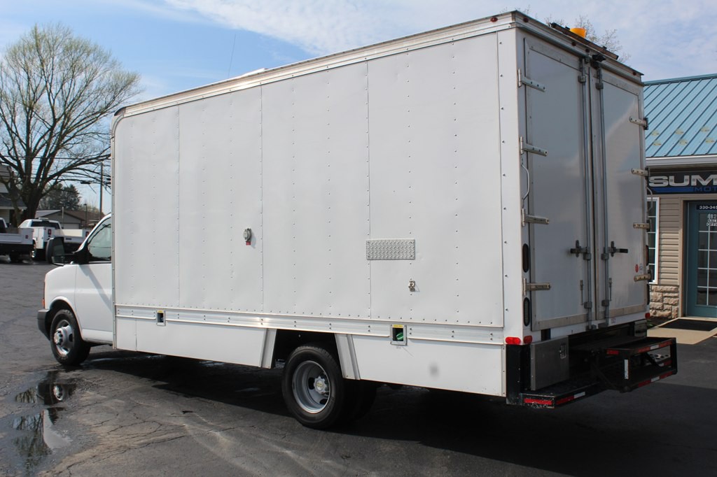 2016 Chevrolet Express Image 3