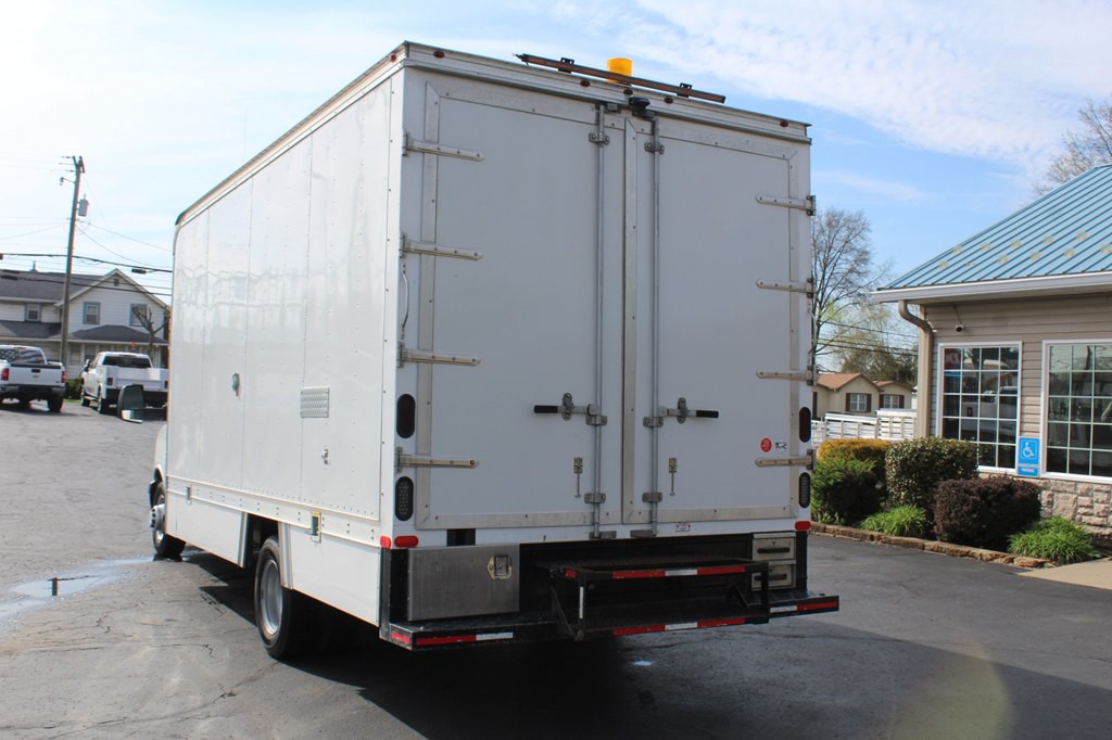 2016 Chevrolet Express Image 4