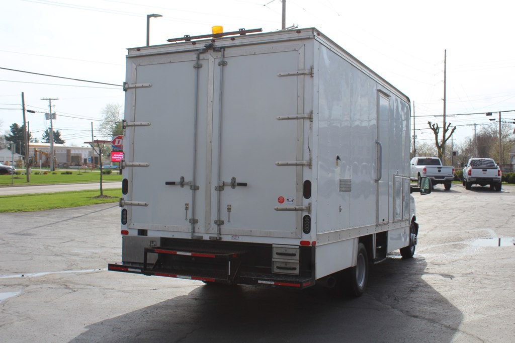 2016 Chevrolet Express Image 6