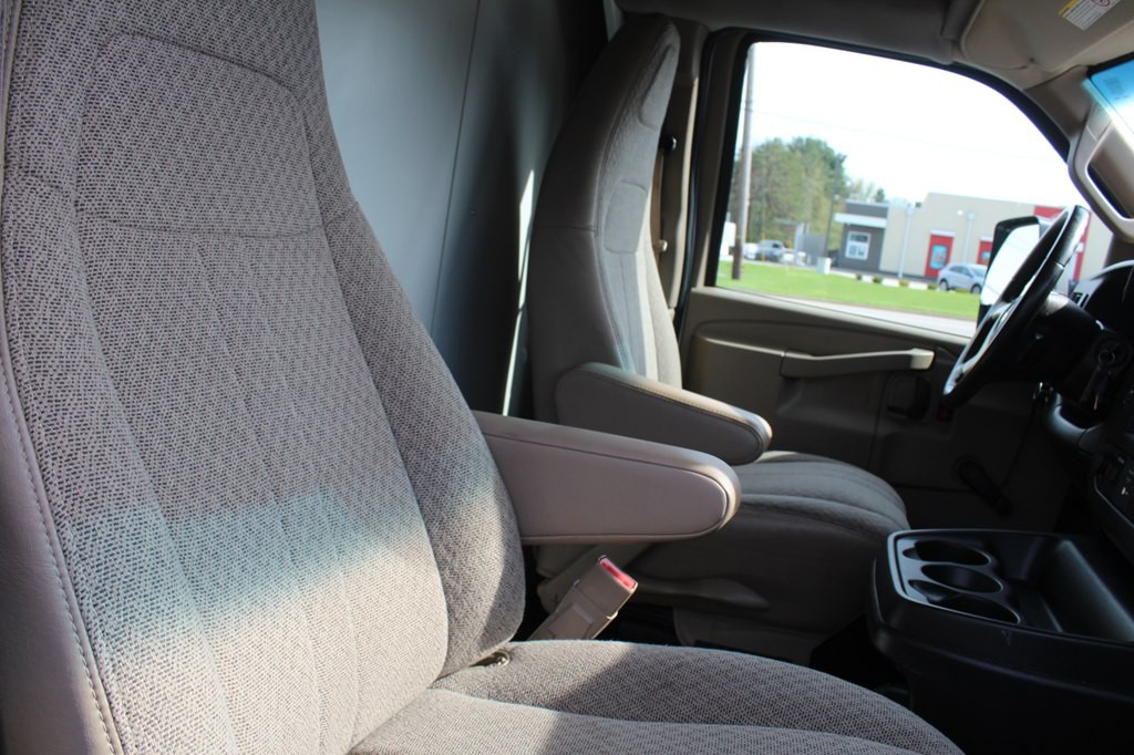 2016 Chevrolet Express Image 25