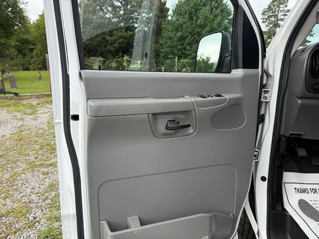2007 Ford Econoline Image 25