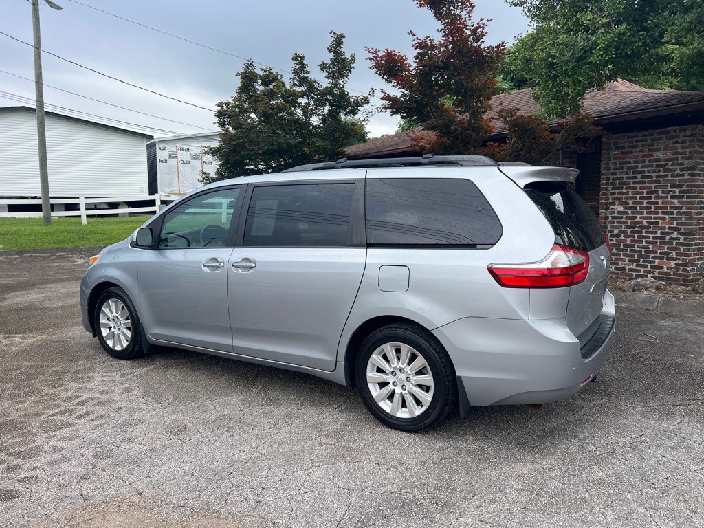 2015 Toyota Sienna Image 2