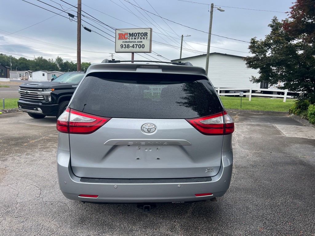 2015 Toyota Sienna Image 3