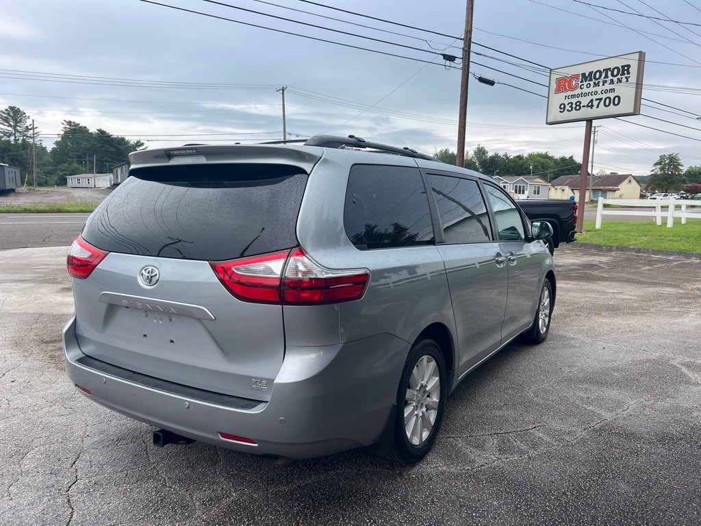 2015 Toyota Sienna Image 4