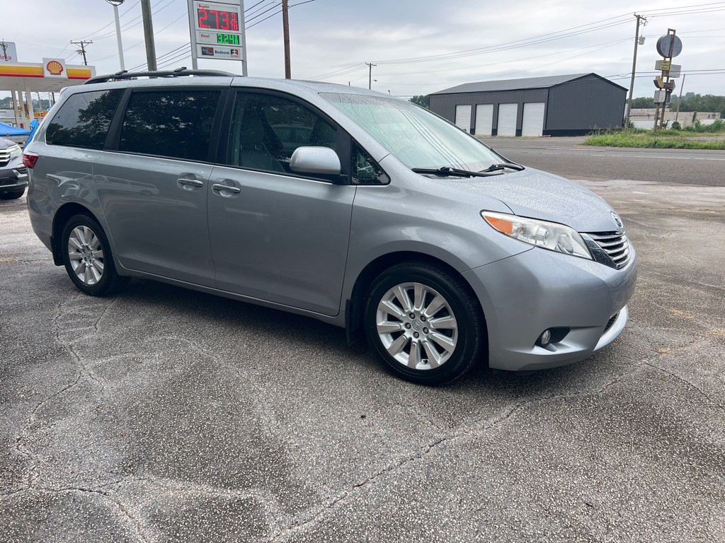 2015 Toyota Sienna Image 5